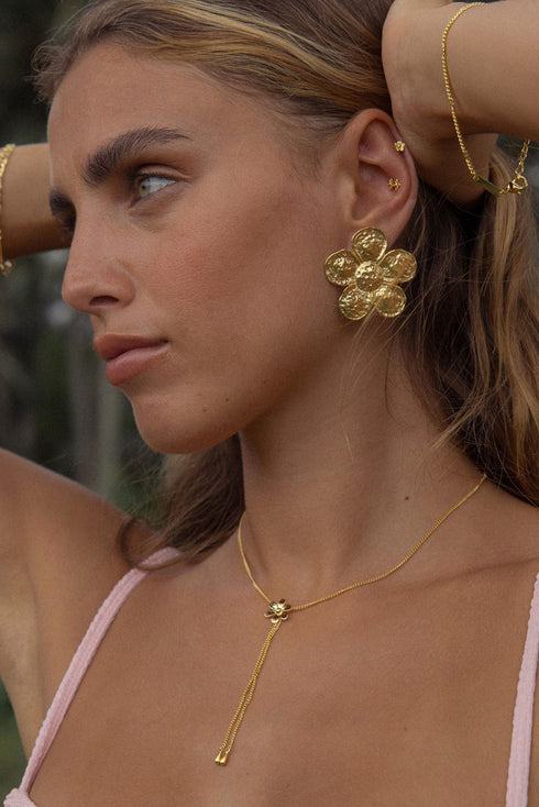HAMMERED FLOWER STUD GOLD